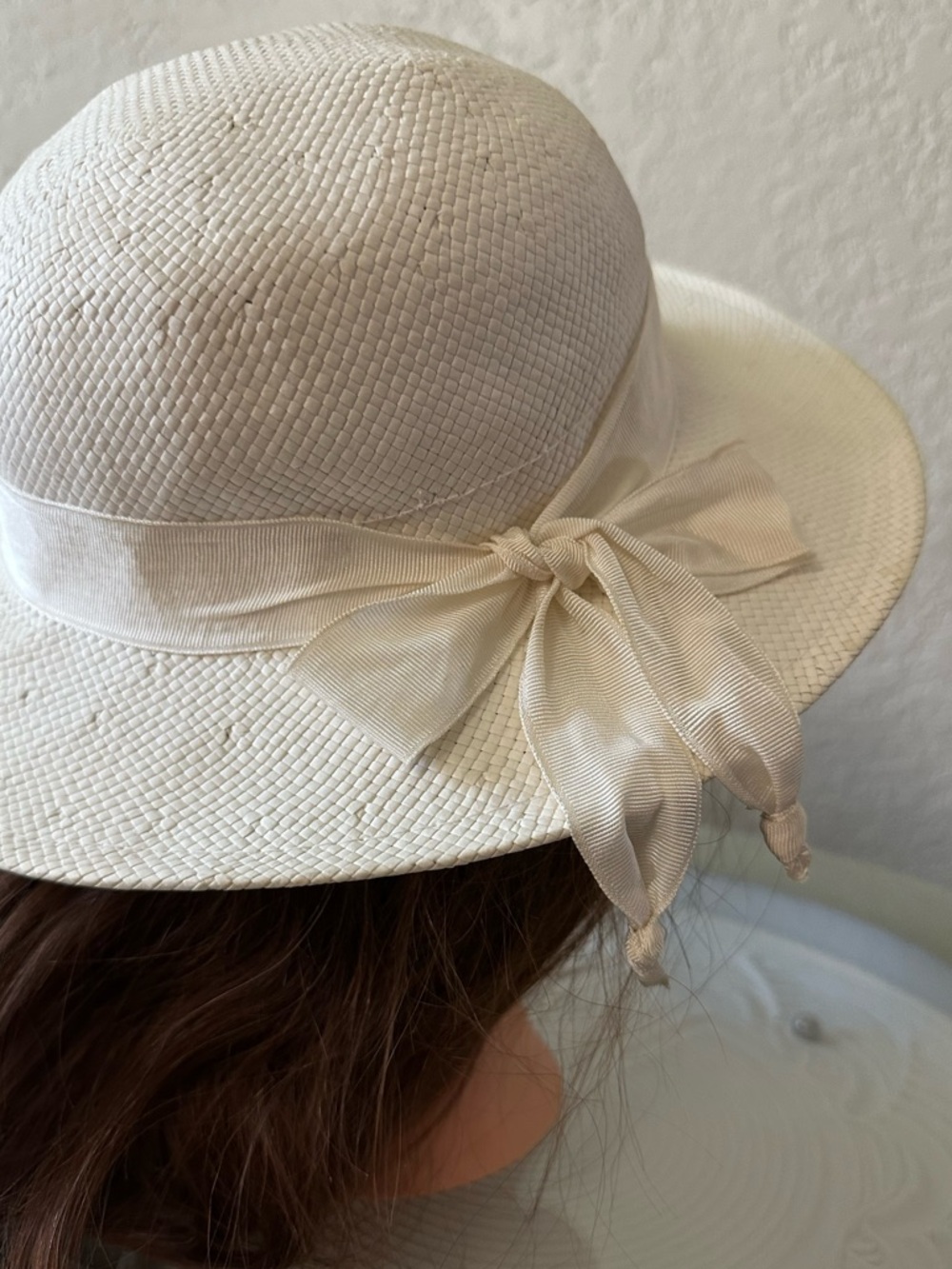 Vintage Women's Cream Straw Cloche Sun Hat with Decorative Bow 12 1/2” clean - Picture 5 of 12